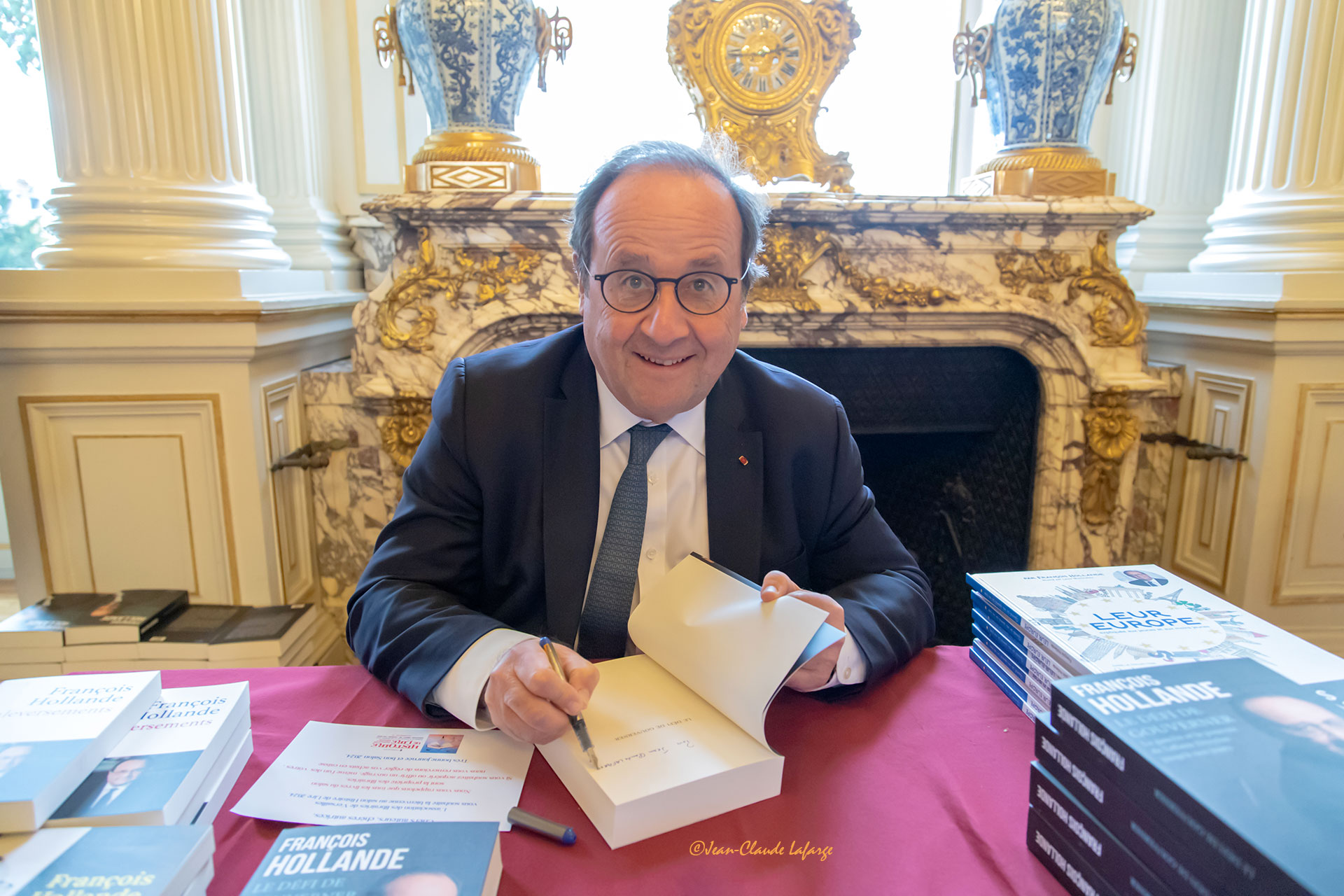 Monsieur le Président de la République François HOLLANDE de 2012 à 2017 au Salon "Histoire de lire" à Versailles. Il dédicace son livre "Le Défi de gouverner" à la Préfecture des Yvelines.